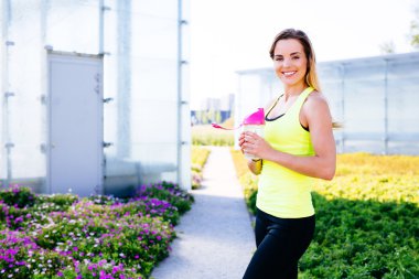 Su içen genç bir kadın