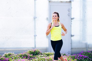 çalışan genç atlet