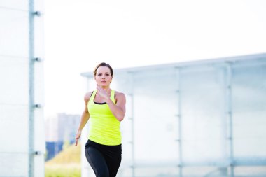 çalışan genç bir kadın