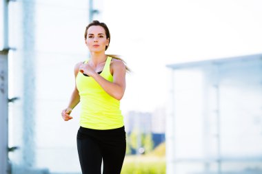 genç kadın çalışan tespit