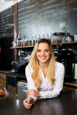 Güzel barista gülümseyen