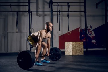 Gömleksiz delikanlı Deadlift egzersiz yaparak