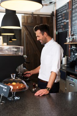 Mutlu barista kahve öğütme
