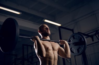 sporcu eğitim koparma barbell ile egzersiz