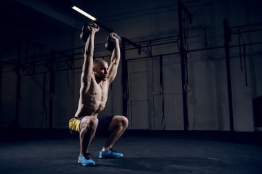 Hiç bir şey ile kettlebells Merkez over