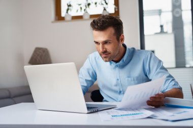 adam evde fatura ödeme