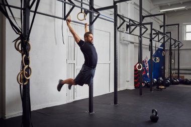 Adam spor salonunda egzersiz Kipping pull-up