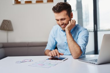 Web sitesinde çalışan web tasarımcısı