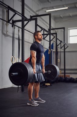 Spor salonunda barbell kaldırma halterci