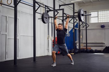 Lunges Merkez over barbell ile