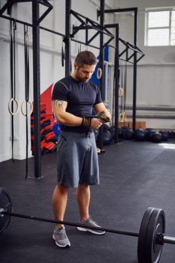 Spor salonunda ağır güçlü adam