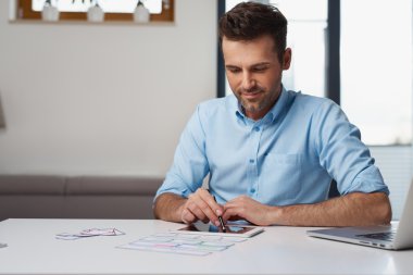 Evden çalışan serbest çalışan biri.