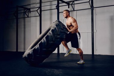 Bir lastik spor salonunda saygısız adam