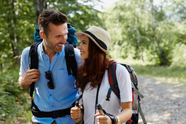 İki mutlu backpackers Hiking
