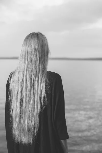 Mujer mirando a la distancia —  Fotos de Stock