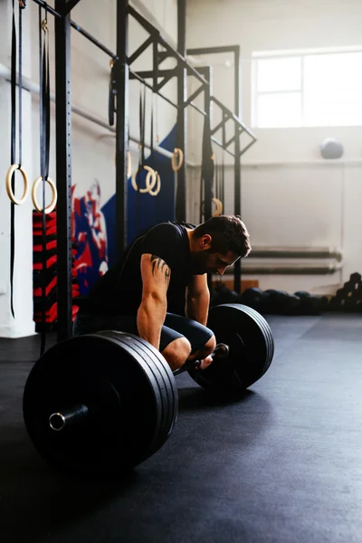 Sportler ruht sich nach Langhanteltraining aus — Stockfoto