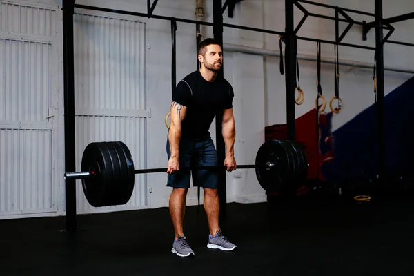 Ο άνθρωπος κατά τη διάρκεια άσκησης deadlift — Φωτογραφία Αρχείου