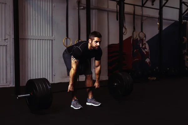 Hombre haciendo ejercicio deadlift — Foto de Stock