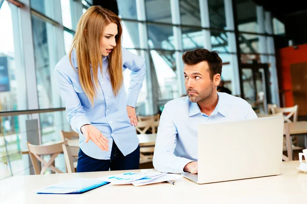 Gerentes de ventas discutiendo sobre informes de ventas — Foto de Stock