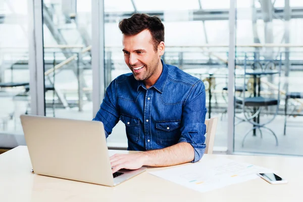 Webentwickler testet eine neue Anwendung — Stockfoto