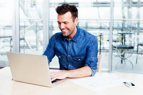 Webdesigner bij een laptop testen een app — Stockfoto