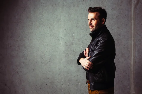 Confident man in leather jacket — Stock Photo, Image