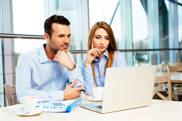 Twee jonge ondernemers analyseren van informatie — Stockfoto