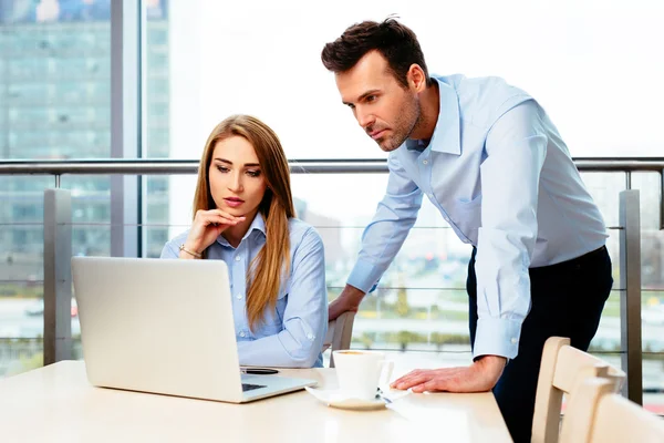 Two managers analyzing a website failure — Stock Photo, Image