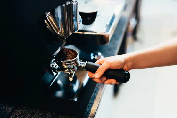 Barista slijpen koffie — Stockfoto