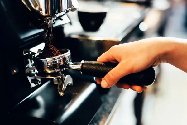 Barista slijpen koffie — Stockfoto