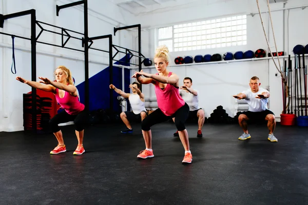 Squats d'entraînement de groupe fitness — Photo