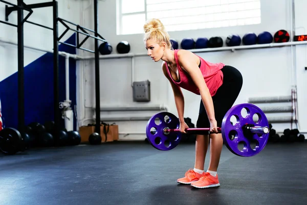 Mulher fazendo em linha reta perna Deadlift exercício — Fotografia de Stock