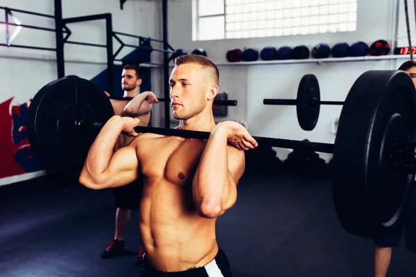 Hombres en el entrenamiento de gimnasio — Foto de Stock