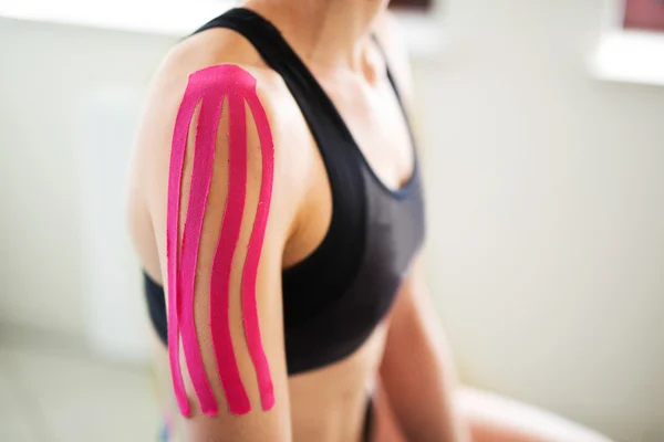 Woman having kinesiology on shoulder — Stock Photo, Image