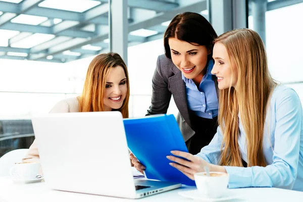 Trois femmes d'affaires parlant au bureau — Photo