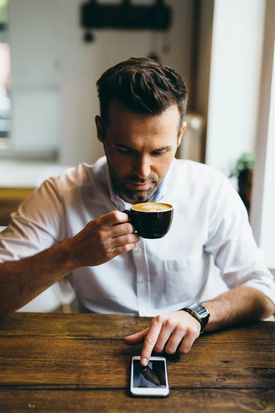 Young adult male browsing internet — Stock Photo, Image