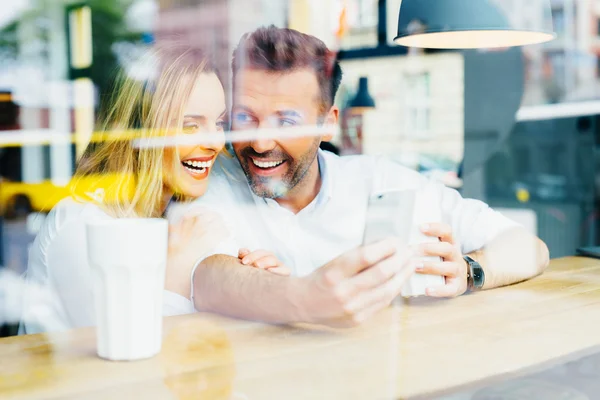 Glückliche Freunde lachen — Stockfoto