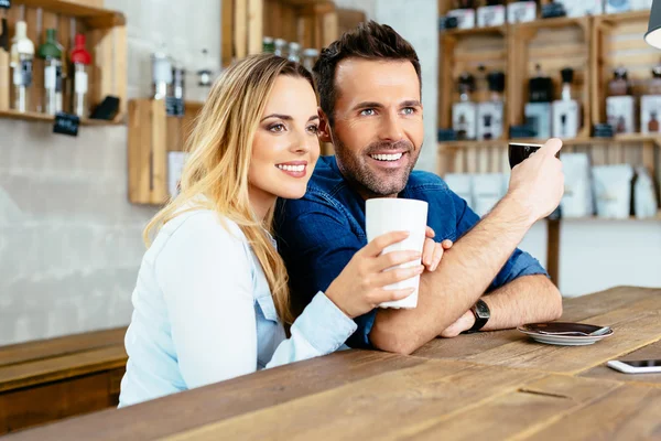 Paar poseren in cafetaria — Stockfoto