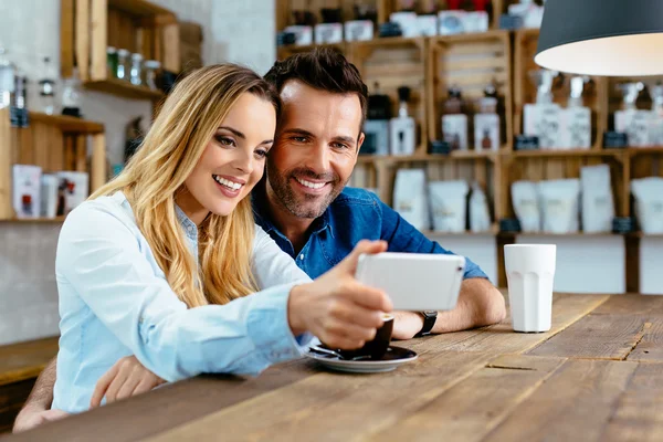 Couple prenant selfie au café — Photo