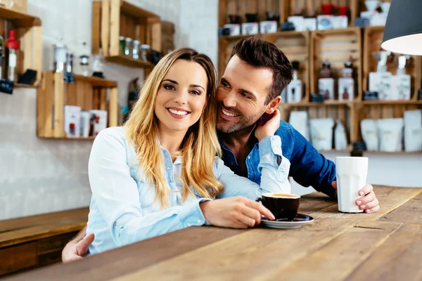 Pareja abrazándose en la cafetería —  Fotos de Stock