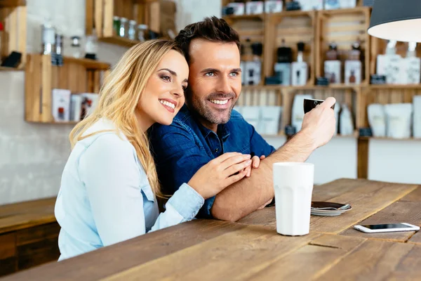 Ζευγάρι συγκόλληση στο café — Φωτογραφία Αρχείου