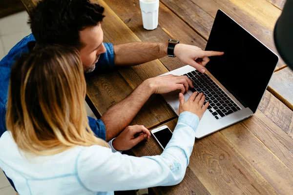 Par med laptop på café — Stockfoto