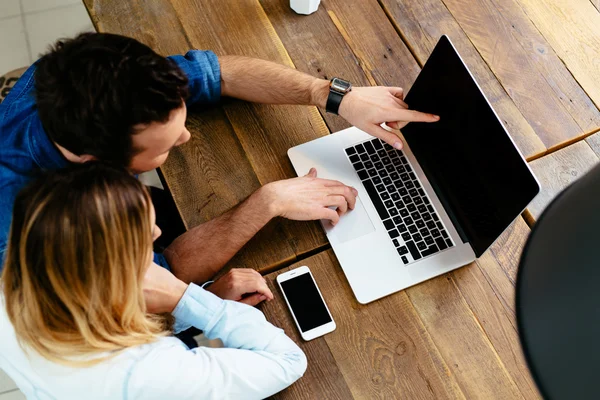 Jeune couple avec ordinateur portable au café — Photo