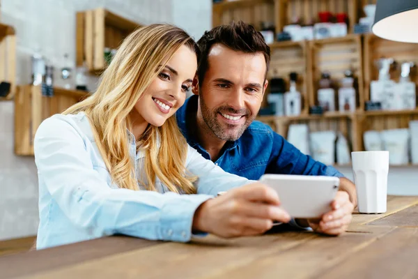 Photo de jeunes couples prenant selfie au café — Photo