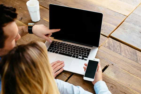 Zwei Personen mit Laptop — Stockfoto