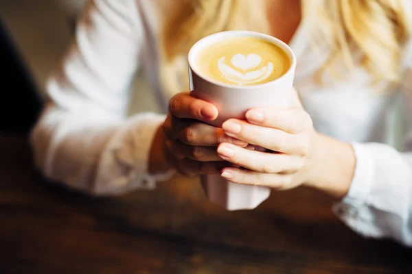 Žena hospodářství teplé latte — Stock fotografie