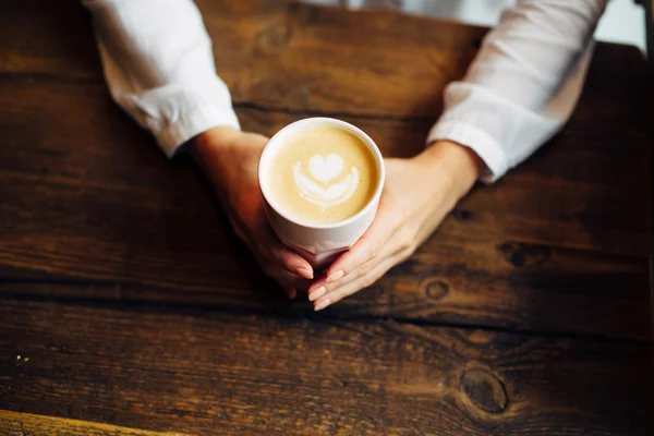 Mãos mulher segurando caneca com café — Fotografia de Stock