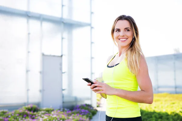 Female runner listen to music — Stock Photo, Image