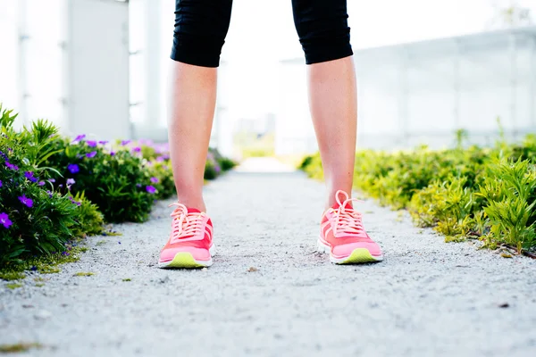 Γυναίκα τα πόδια έτοιμα για να τρέξει — Φωτογραφία Αρχείου