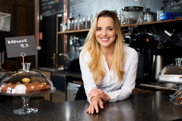 Leende kvinna café ägare — Stockfoto